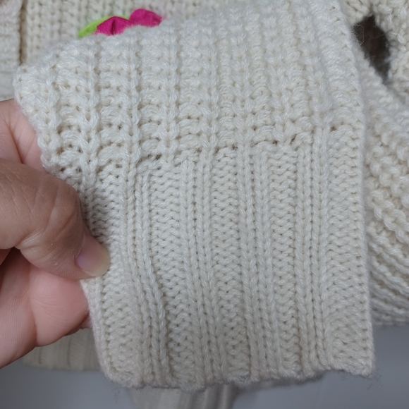 Chic Cream Cardigan with Pink Floral Details - Picture 4 of 10